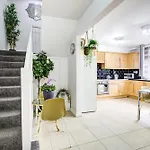Gorgeous 5-Bedrooms 5-Bathrooms In Central London