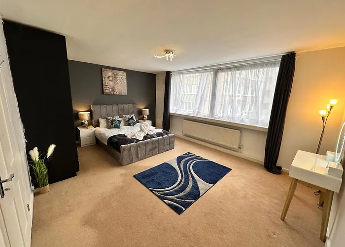 Gorgeous 5-Bedrooms 5-Bathrooms In Central London