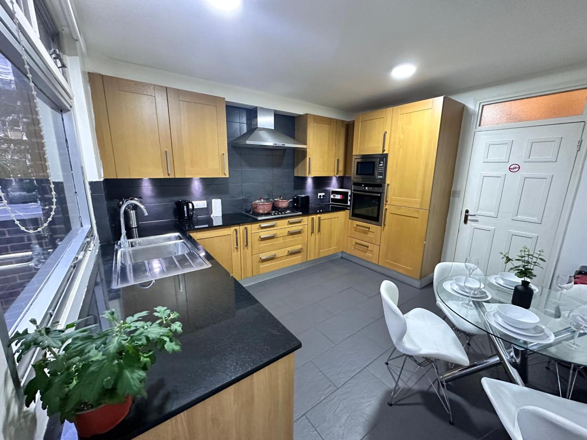 Gorgeous 5-bedrooms 5-bathrooms In Apartment