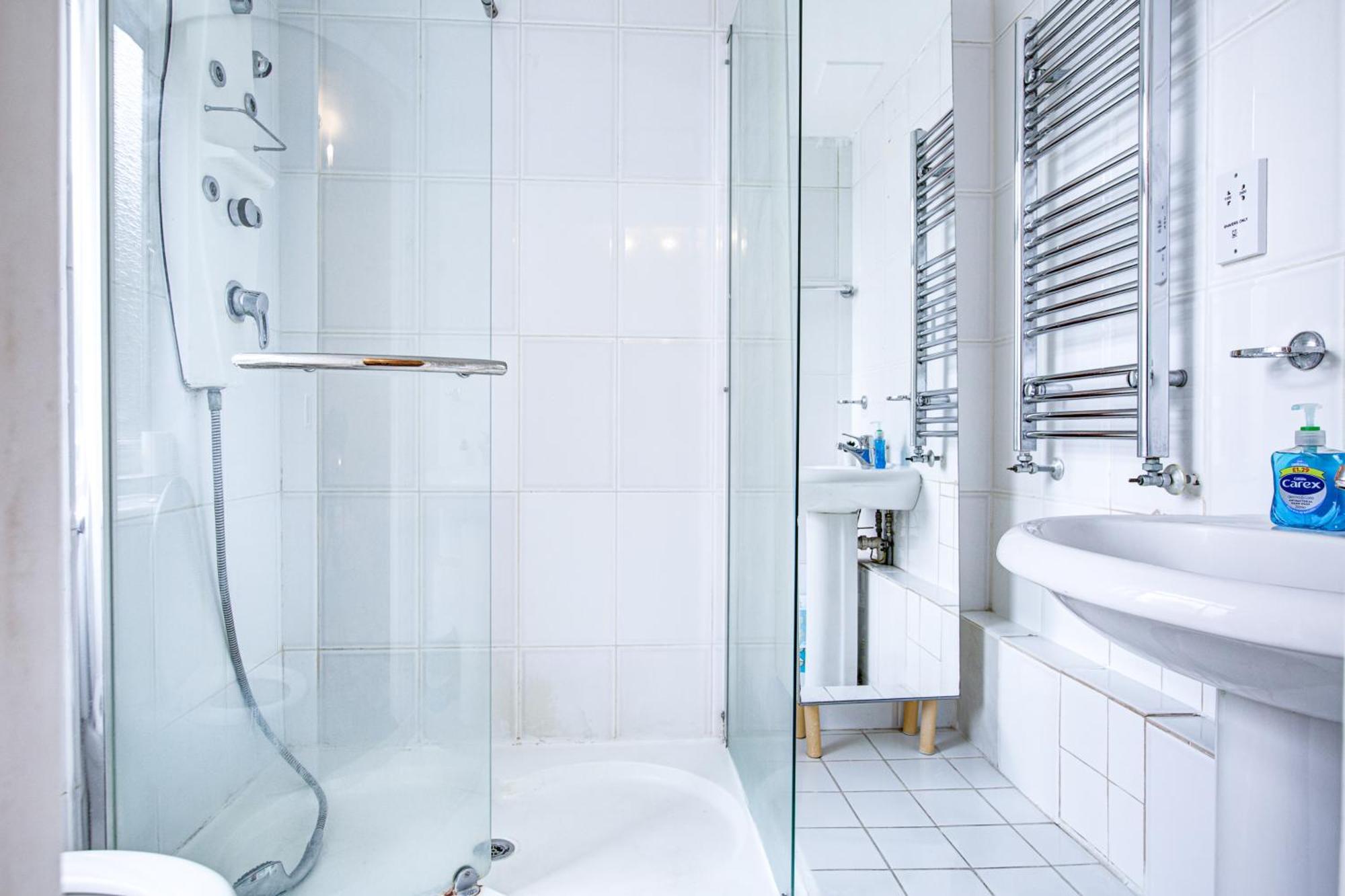 Gorgeous 5-bedrooms 5-bathrooms In Apartment London