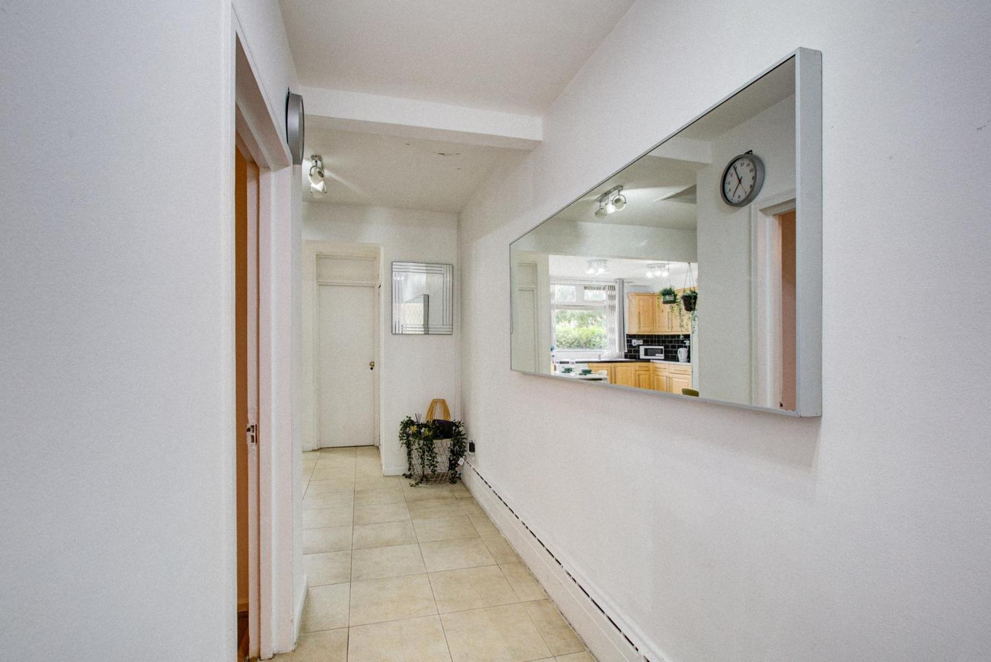 Gorgeous 5-bedrooms 5-bathrooms In London
