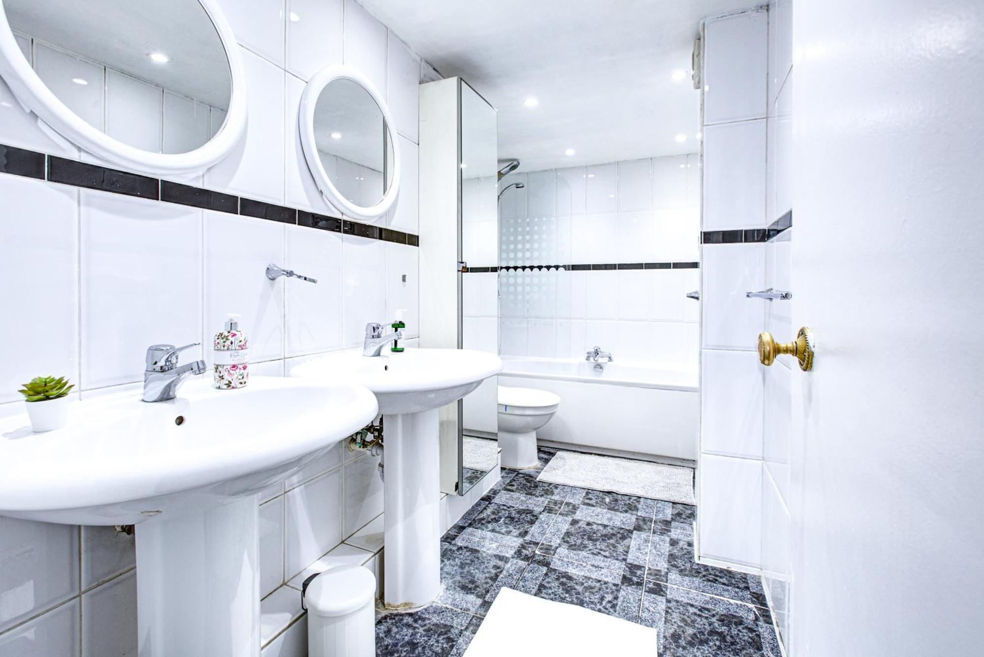 Gorgeous 5-bedrooms 5-bathrooms In London