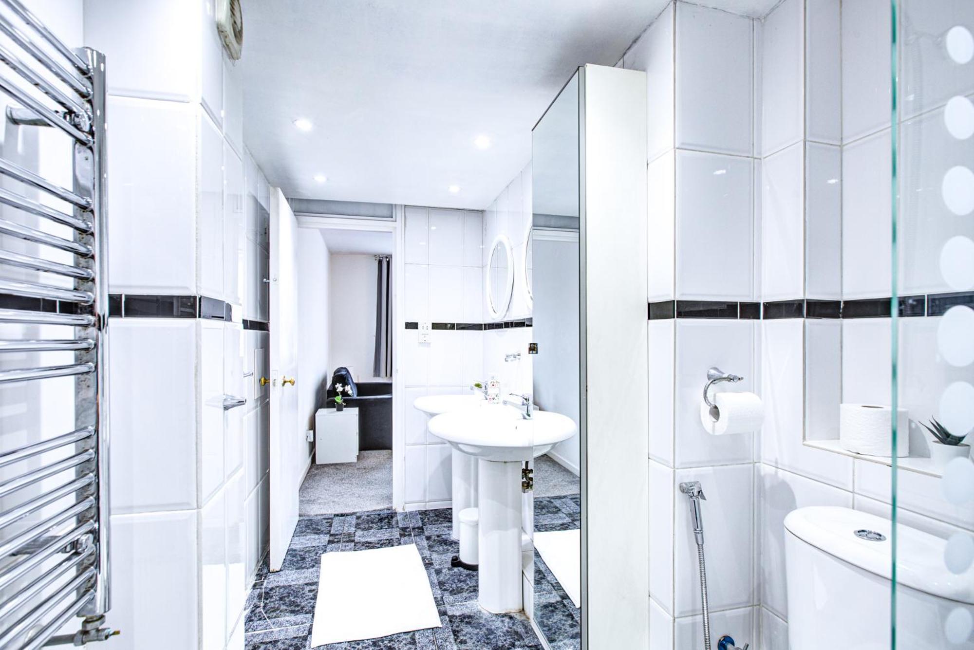 Gorgeous 5-bedrooms 5-bathrooms In Apartment *
