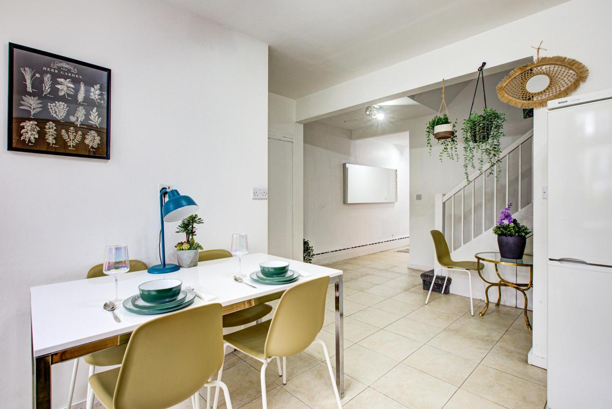 Gorgeous 5-bedrooms 5-bathrooms In Apartment *
