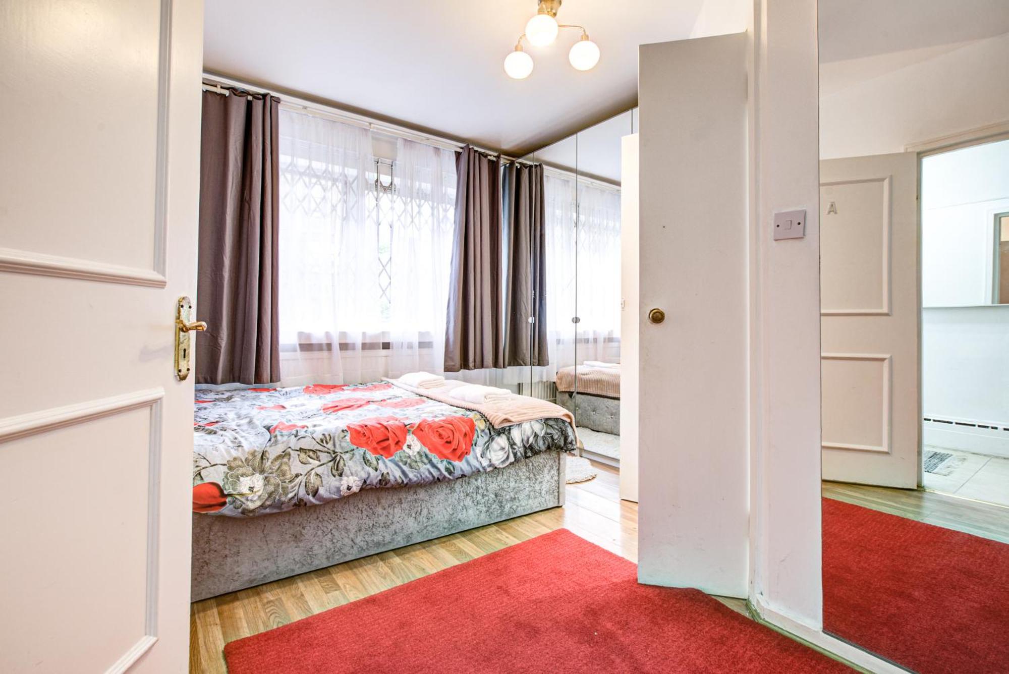 Gorgeous 5-bedrooms 5-bathrooms In Apartment *
