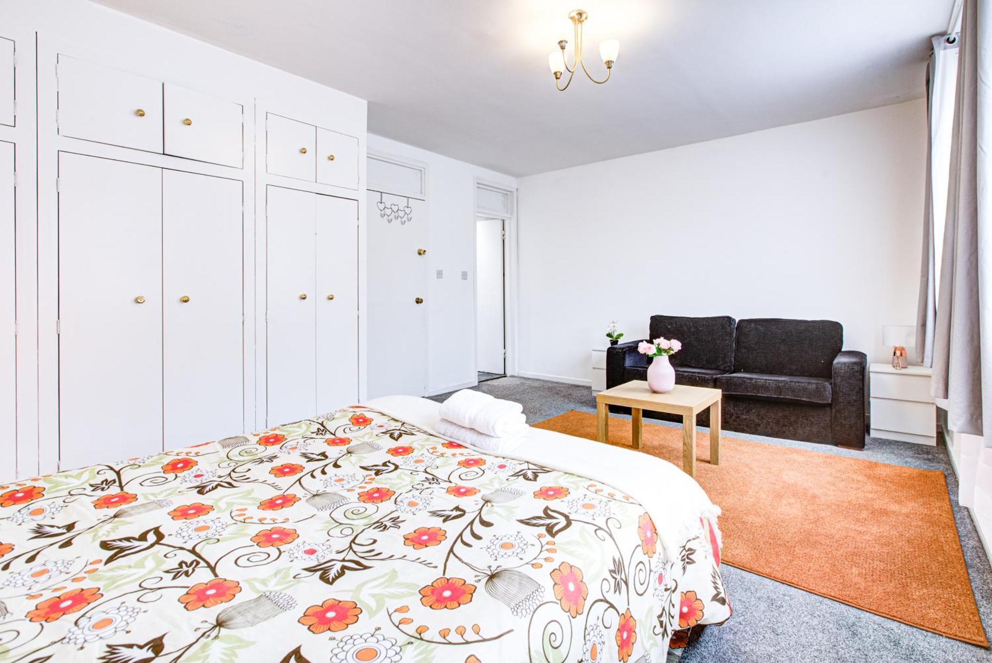 Gorgeous 5-bedrooms 5-bathrooms In Apartment London