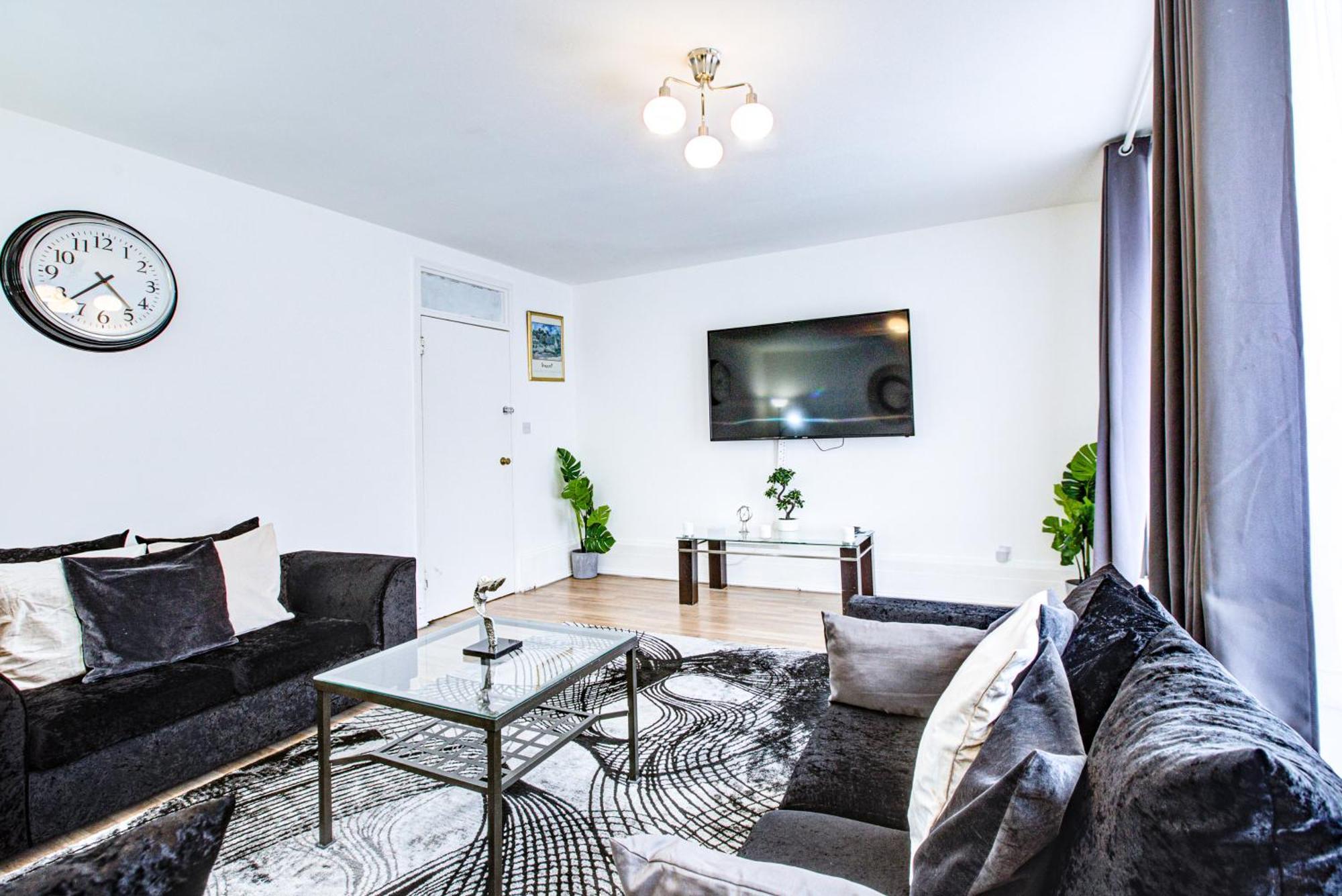 Gorgeous 5-bedrooms 5-bathrooms In Apartment