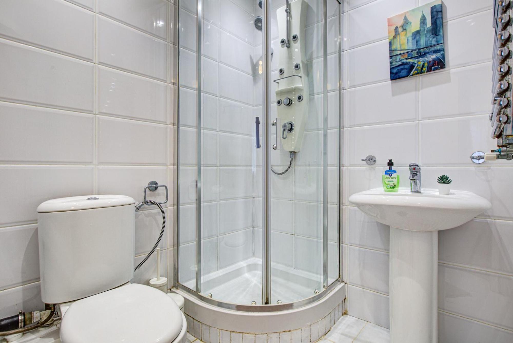 Apartment Gorgeous 5-bedrooms 5-bathrooms In *