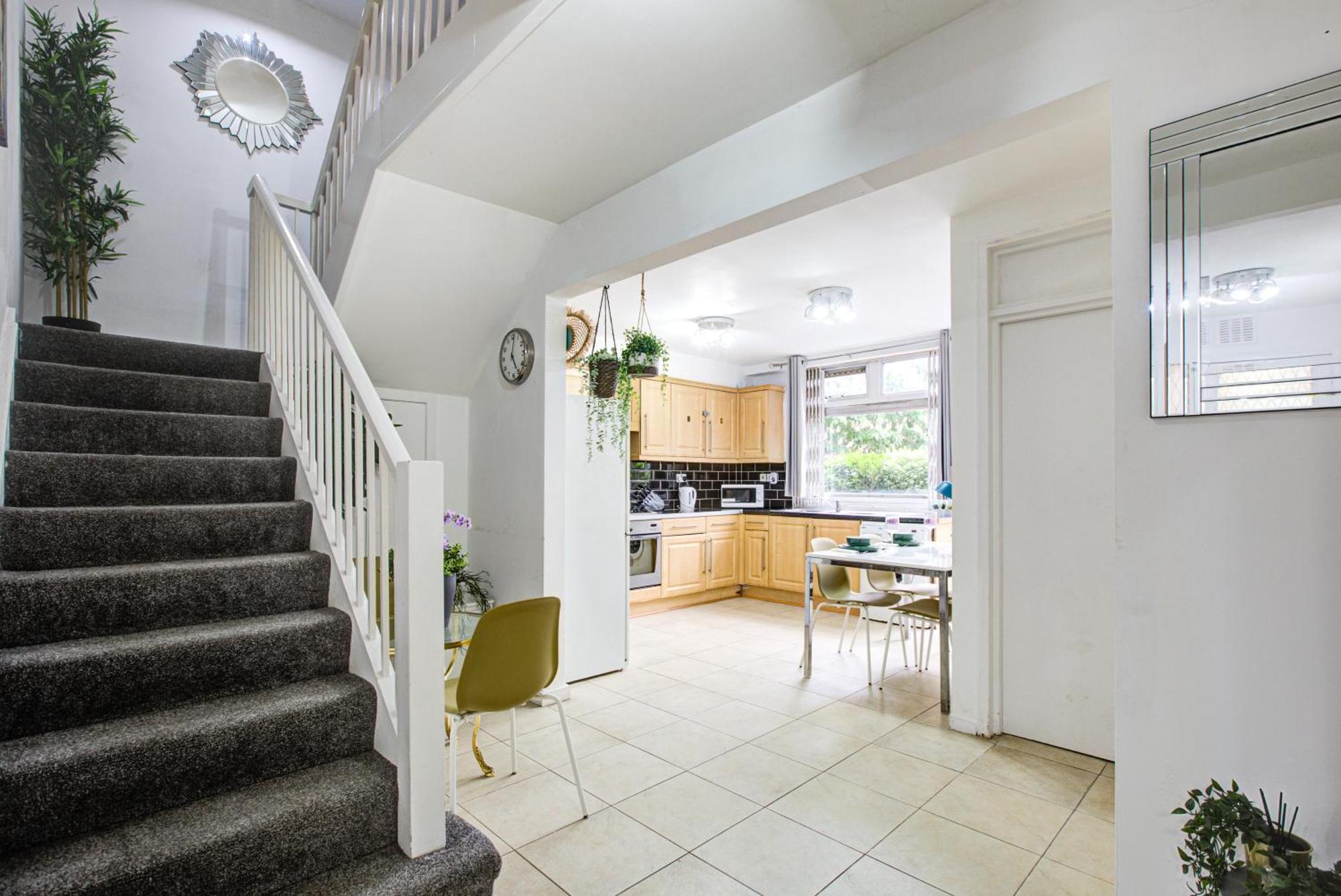 Gorgeous 5-bedrooms 5-bathrooms In Apartment London